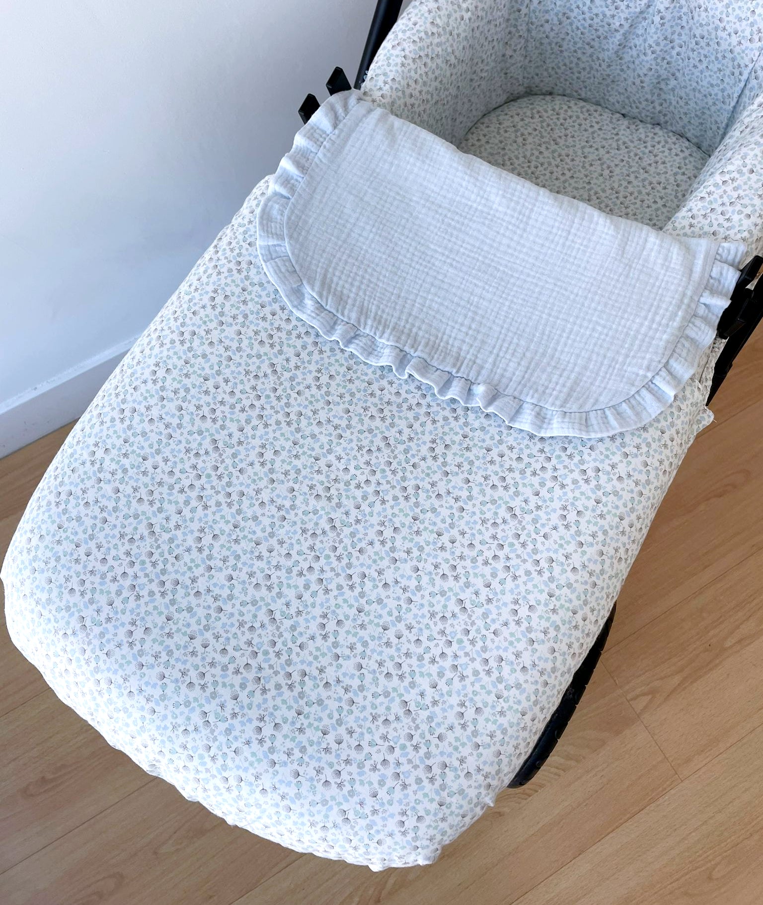 Colcha para capazo flores BLUE – Pipa y Limón